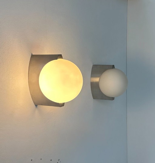 Coppia di applique vintage, metallo spazzolato e vetro opalino, Francia, 1990