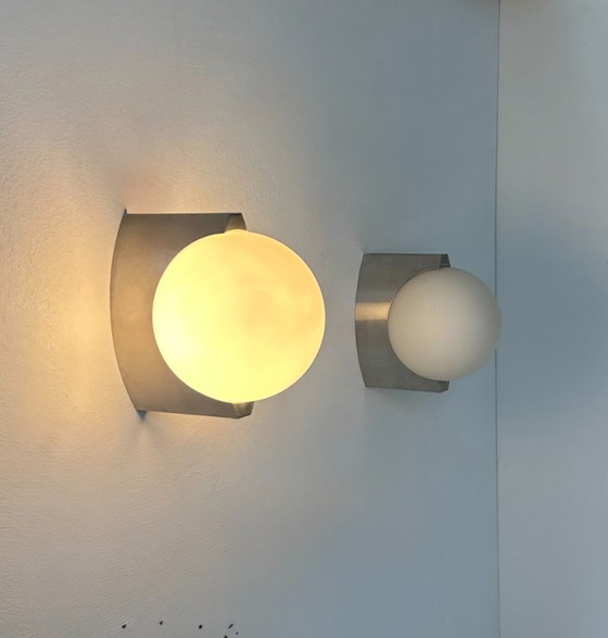 Image 1 of Coppia di applique vintage, metallo spazzolato e vetro opalino, Francia, 1990