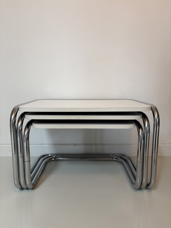 Image 1 of Tables gigognes de style Bauhaus avec cadre tubulaire chromé