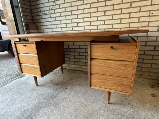 Groot vintage Deens bureau van teakhout zwevend midcentury