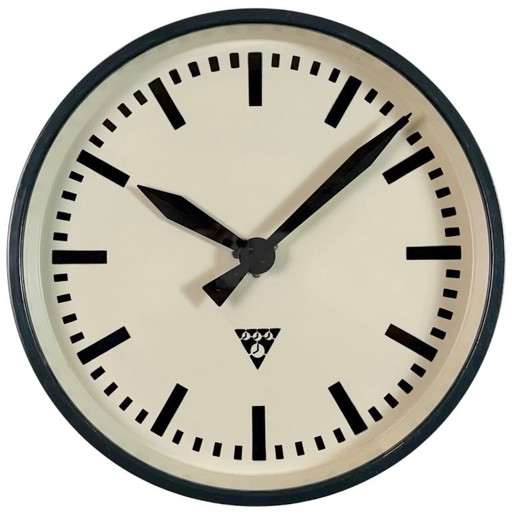 Dunkelgraue Industriewanduhr von Pragotron, 1960er Jahre