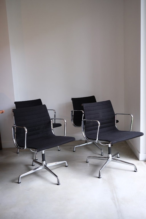 4x Vitra Eames EA108 – Negro Hopsak / Cromo – 2006