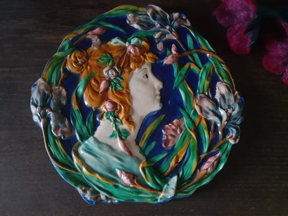 Image 1 of Dekorativer Keramikteller im Majolika-Stil des Jugendstils mit 3D-Relief