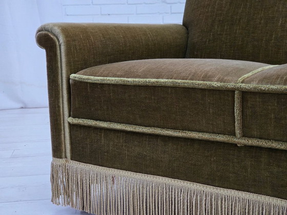 Image 1 of Deense 3-zitsbank uit de jaren 70, groen meubelvelours, poten van teakhout.