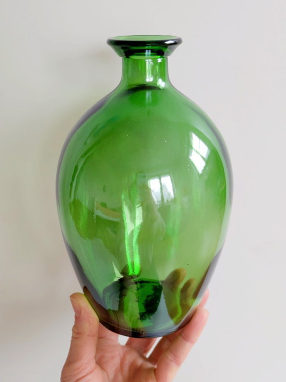 Image 1 of Vase bouteille en verre vert vintage, soufflé à la main, élément sculptural pour présenter un seul flacon.