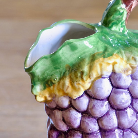 Image 1 of Grande carafe ancienne en barbotine de Bassano, raisin