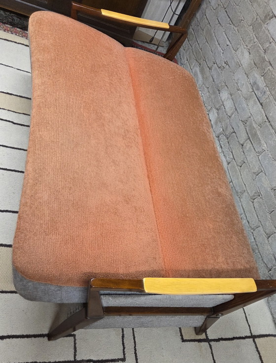 Image 1 of Vintage Scandinavische slaapbank uit de jaren 60/70 – gebeitst hout en tweekleurige stof.