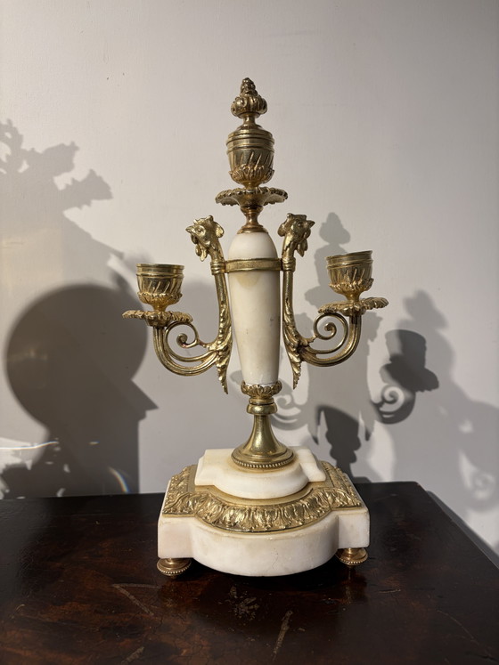 Set di orologio francese con pendolo in vetro e 2 candelabri. – Glass, Marble (photo 7 of 8)