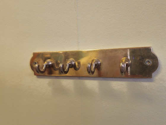 Image 1 of Perchero antiguo de latón con 4 ganchos y gancho pequeño para llaves.