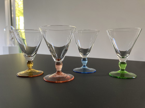 Image 1 of Vier französische Schnapsgläser, Mid Century (1950er Jahre), mit farbigem Sockel