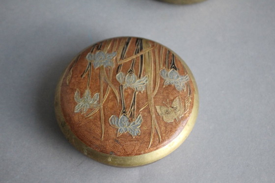 Image 1 of 2 piccole lattine vintage in ottone con coperchio, decorate con pittura cloisonné in smalto