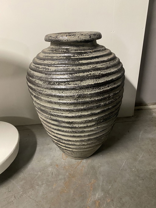 Pot en céramique nervuré