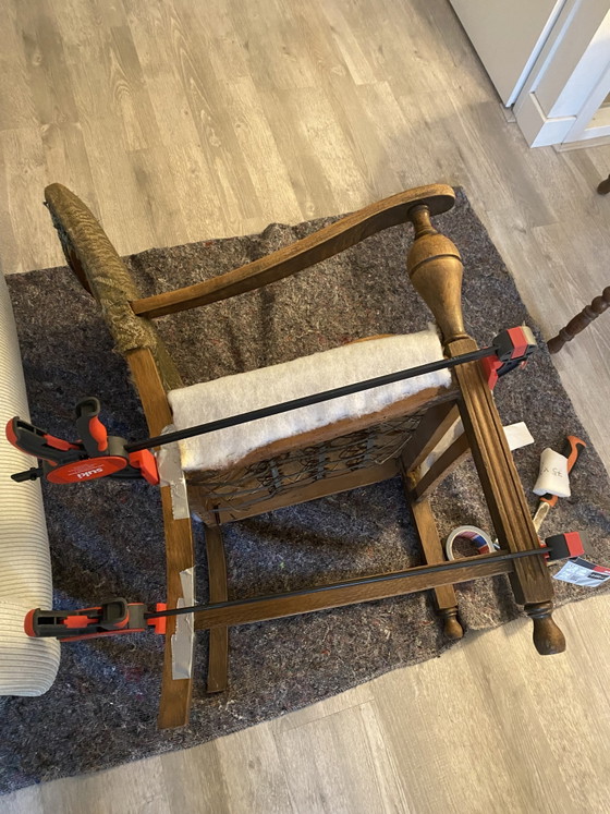 Image 1 of Magnifique fauteuil vintage avec une structure en bois robuste et des accoudoirs élégants.
