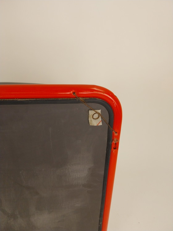 Image 1 of 1 specchio in metallo rosso anni '70 60 x 60 cm