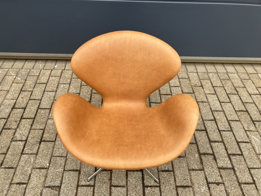 Original Vintage Fritz Hansen Swan Chair From 01-1975 in Beautiful Vintage Camel-Cognac Leather. In New Condition!!!