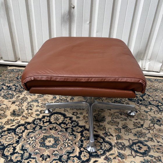Sgabello Midcentury + Collezione Life – form+life collection, Poggiapiedi e pouf, Leather, Metal (photo 4 of 7)