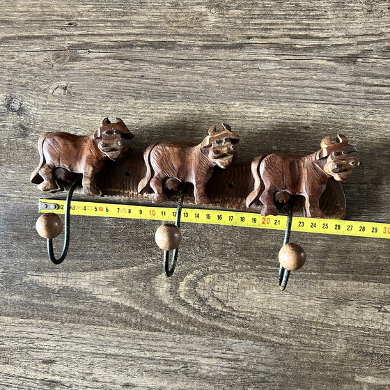 Image 1 of Appendiabiti vintage in legno a forma di mucca