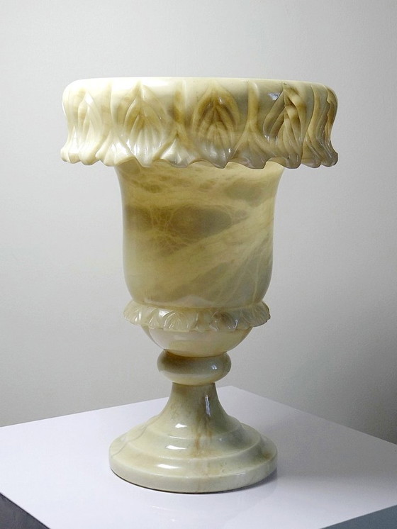 Image 1 of Large Medici vase in alabaster/yellowish marble, Belle Époque style