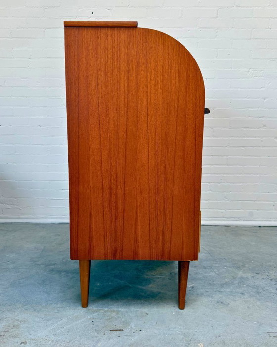 Image 1 of Toegeschreven aan Egon Ostergaard – Deense teakhouten secretaire met roldeksel, jaren 1960