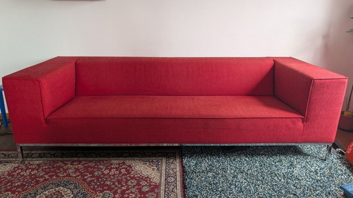 Rotes Sofa der belgischen Marke KOOZO