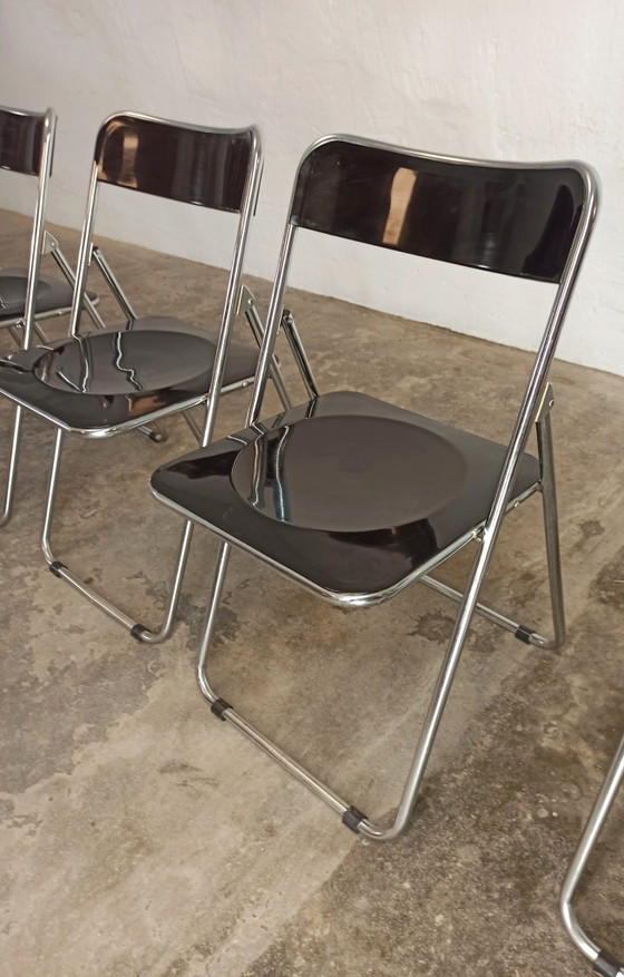 Image 1 of 5 vintage chromen en zwarte klapstoelen