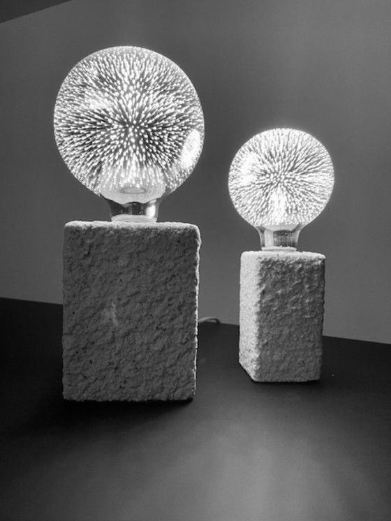 Image 1 of Set van twee moderne designlampen met sculpturale stenen basis