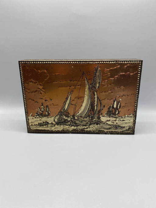 Metalen doos met reliëf, versierd met een Nederlands zeilbootje, koperkleurige patina, jaren 1950-1960 – decoratieve objecten