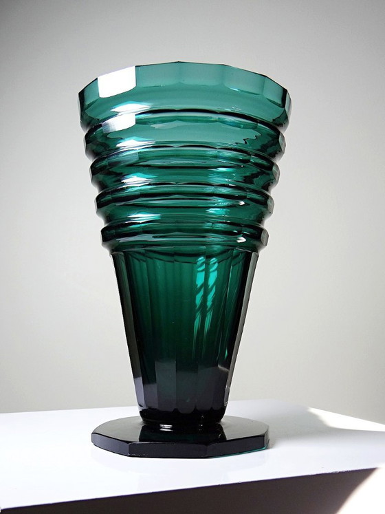 Large Antique Art Deco Cut Emerald Crystal Vase, Bohemia 1920-1930 – Bohême (photo 4 of 14)