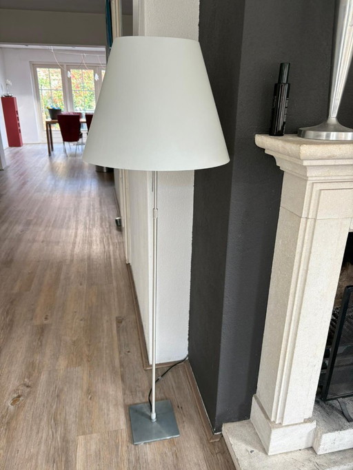 Constanza vloerlamp vast met schakelaar aluminium/wit ontworpen door Paolo Rizzatto voor Luceplan 2x