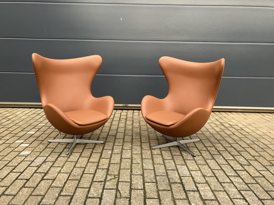 Image 1 of 2 sillas Egg de Fritz Hansen en piel color coñac, ¡en perfecto estado!