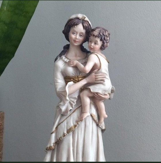 Image 1 of Estatua de la madre y el niño