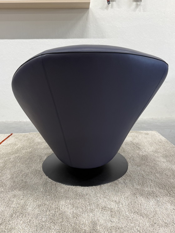Image 1 of Fauteuil pivotant Leolux Parabolica en cuir bleu