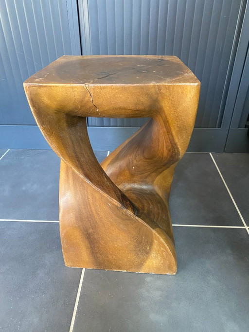 N2 Kruk van massief onbewerkt walnotenhout, uit één stuk gesneden, 1970 – krukjes, Wood