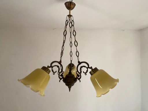 Vintage Joegoslavische kroonluchter met 3 lampen en opaalglas, jaren 60-70. – Metal