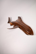 Scultura murale in legno raffigurante un grande squalo