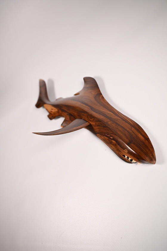Image 1 of Wandskulptur aus Holz, die einen großen Hai darstellt