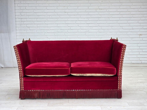 Divano danese "spagnolo" degli anni '70, rivestimento in velluto, gambe in legno di frassino.