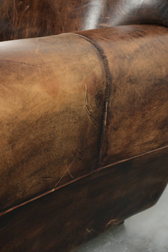 Image 1 of Elegante poltrona dal design Art Déco, rivestita in comoda pelle di pecora.