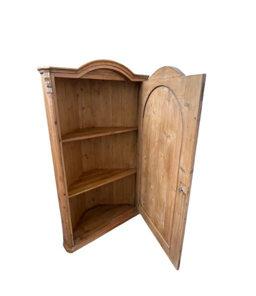 Armario esquinero Biedermeier: estilo y ahorro de espacio