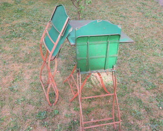 Image 1 of Tuintafel en 2 stoelen van verweerd, geverfd ijzer uit het midden van de 20e eeuw, jaren 60.