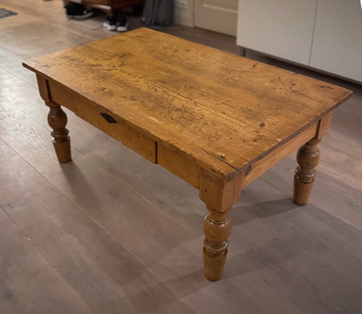 Coffee Table Antique Pine in Good Condition