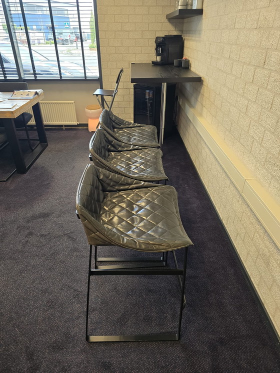 Image 1 of 3 elegantes taburetes de bar para cocina de Piet Boon con base negra antracita.