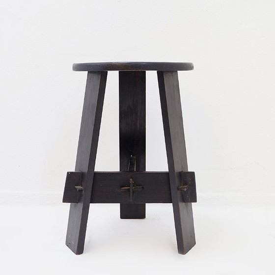 Image 1 of Vintage driepootkruk van zwart gebeitst hout met pen-en-gatverbindingen.