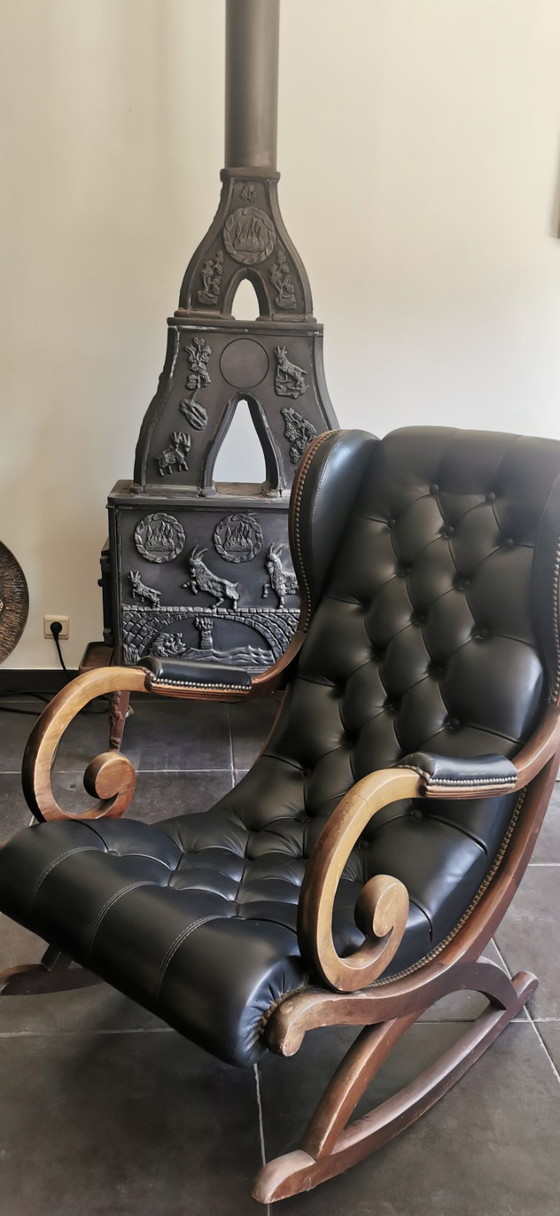 Image 1 of Karaktervolle Chesterfield 'Wingback' Schommelstoel - Zwart Leer & Massief Hout