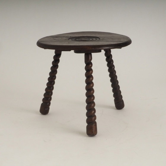 Franse eikenhouten driepoot bijzettafel, toegeschreven aan Charles Dudouyt. – Wood (photo 9 of 17)