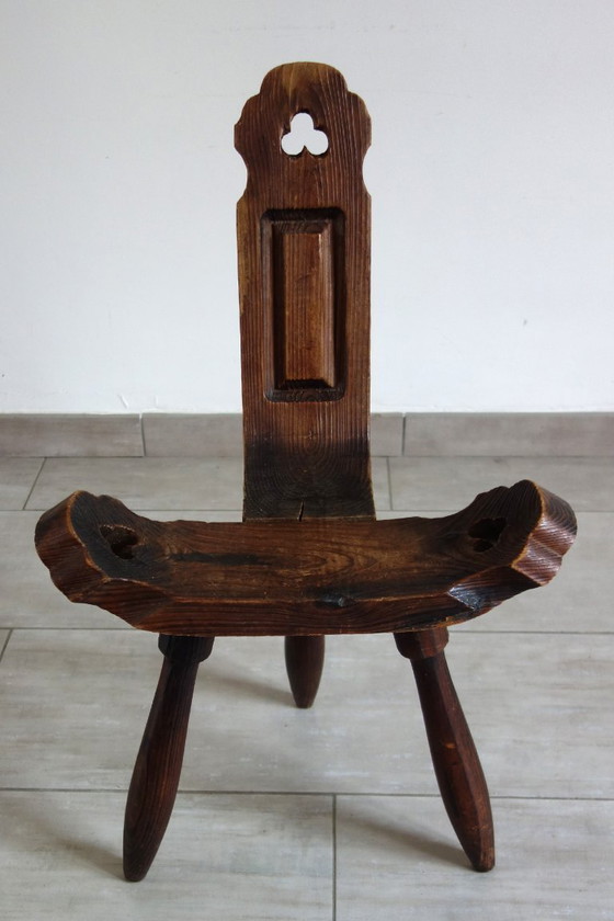 Image 1 of Brutalistischer Dreibeinstuhl aus geschnitztem Holz, Frankreich