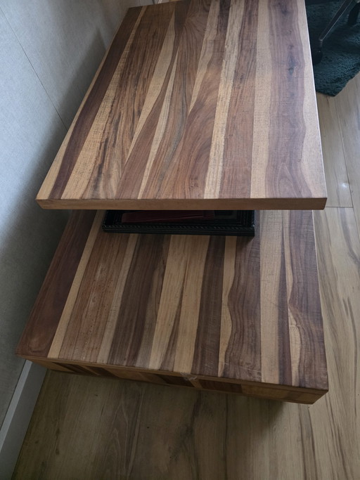 Magnifique table basse à roulettes en bois de sheesham de la marque Xooon.