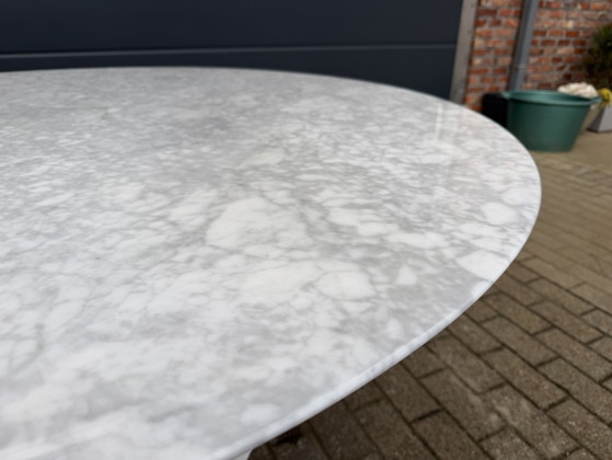 Image 1 of Originele ronde Knoll Tulip eettafel (152cm) Carrara marmer