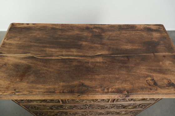 Hermosa cómoda inglesa de roble ricamente tallada del siglo XVIII con detalles únicos y una hermosa pátina (photo 7 of 15)