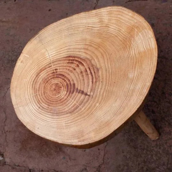 Tabouret trépied en bois brut – Scandinavian (photo 5 of 6)
